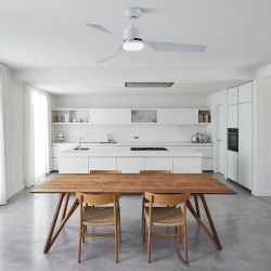 Cocina moderna y diáfana decorada con Ventilador DC Ekos blanco Led 15W CCT encendido con luz neutra