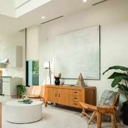 Sala de estar moderna y acogedora decorada con empotrable Know blanco de 6 Watios