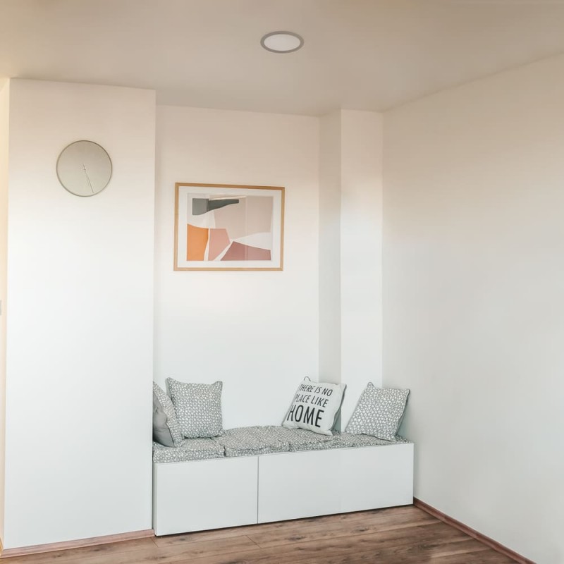 Pasillo con banco decorado con empotrable Know gris de 12 watios