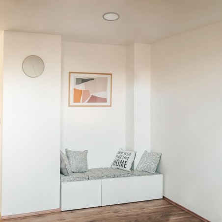 Pasillo con banco decorado con empotrable Know gris de 12 watios