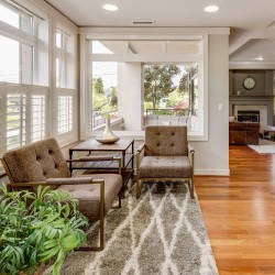 Amplia sala de estar decorada con empotrables Know blancos de 12 Watios