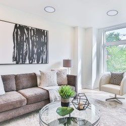 Salón decorado con emprotrable Know gris de 18 watios