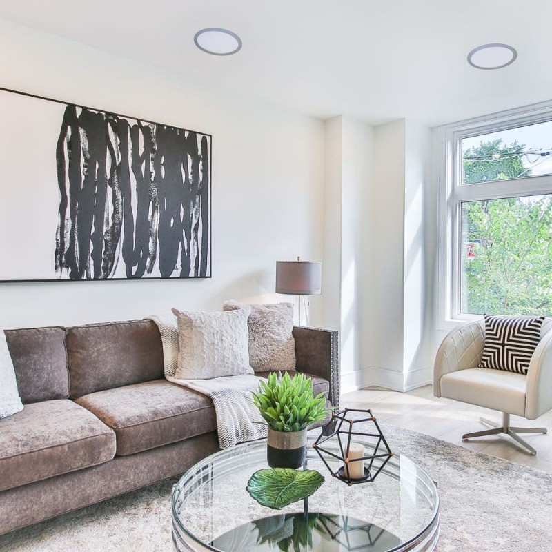 Salón decorado con emprotrable Know gris de 18 watios