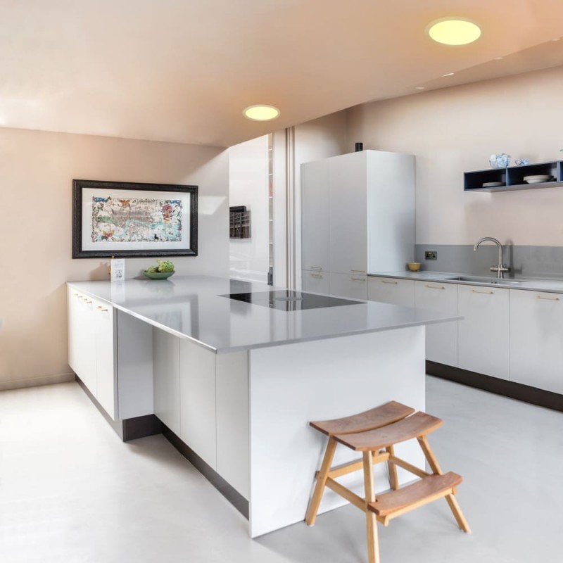 Cocina con Downlights LED Know empotrables blancos de 18W con iluminación cálida de 3000 Kelvin