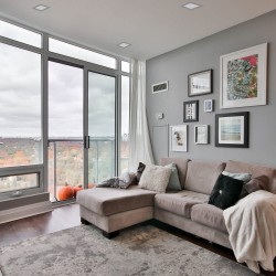 Salón moderno decorado con empotrables Know cuadrados grises de 12W