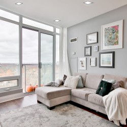 Salón moderno decorado con empotrables Know cuadrados grises de 12W encendidos