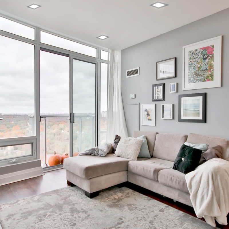 Salón moderno decorado con empotrables Know cuadrados grises de 12W encendidos