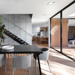 Casa de diseño y moderna decorada con empotrables led Know cuadrados de color gris de 18 Watios encendidos