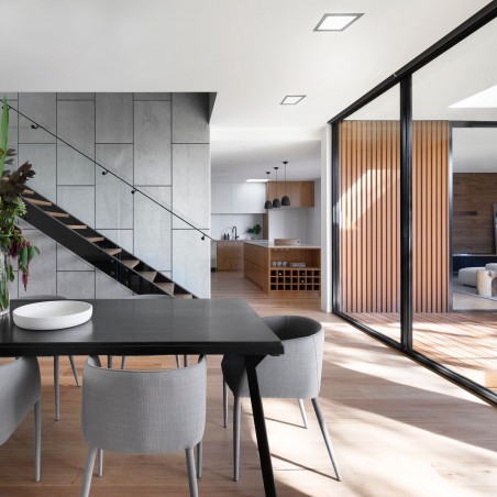 Casa de diseño y moderna decorada con empotrables led Know cuadrados de color gris de 18 Watios encendidos