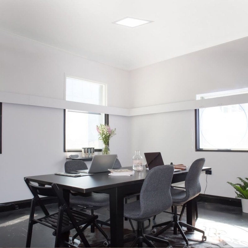 Sala de reuniones decorada con empotrable LED Know cuadrado blanco de 18W Encendido