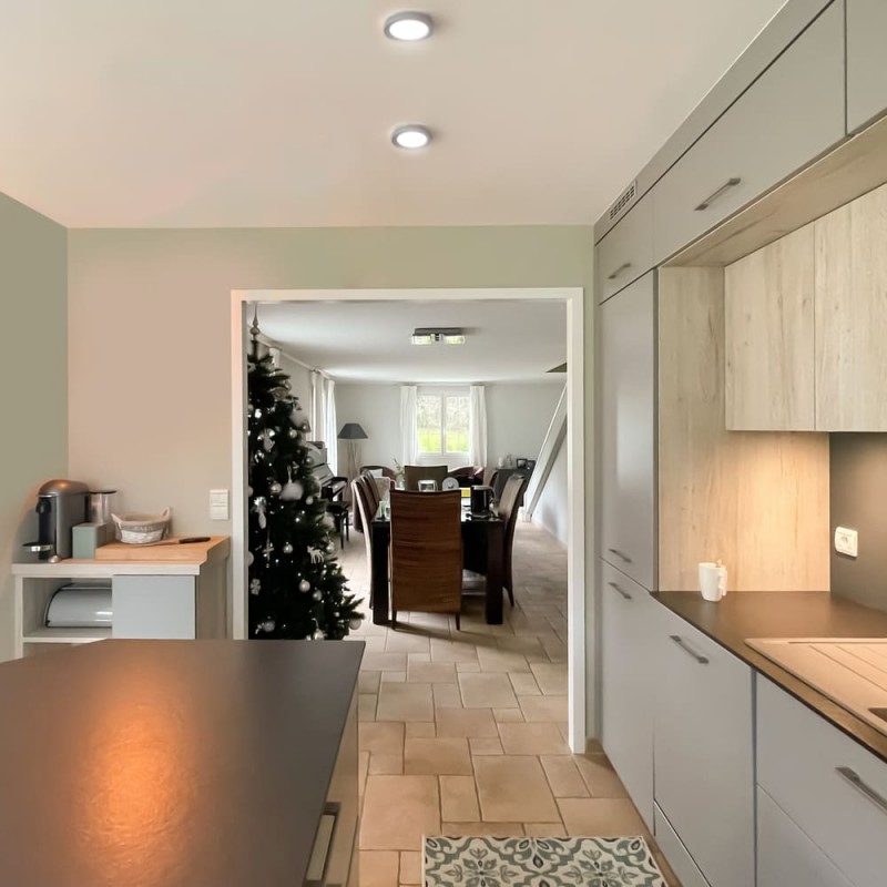 Cocina decorada con Plafon LED Know redondo gris de 6 watios encendidos