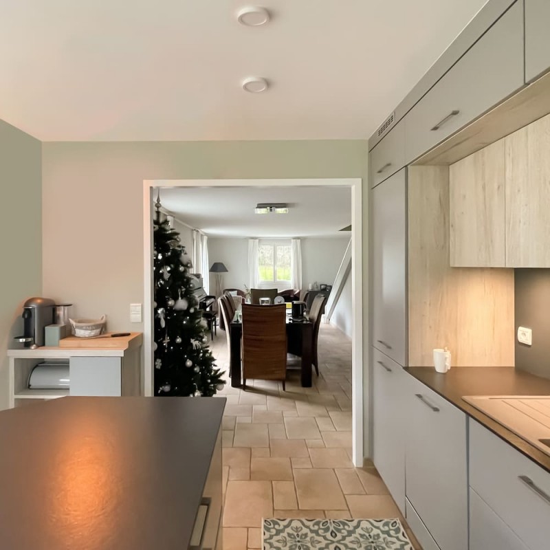 Cocina moderna decorada con plafones LED Know redondos blancos de 6 watios