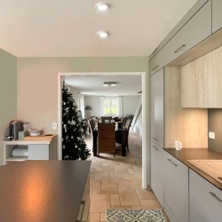 Cocina moderna decorada con plafones LED Know redondos blancos de 6 watios encendidos