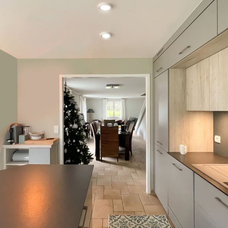 Cocina moderna decorada con plafones LED Know redondos blancos de 6 watios encendidos