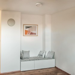 Pasillo con banco decorado con Plafón LED Know redondo acabado blanco de 12 watios