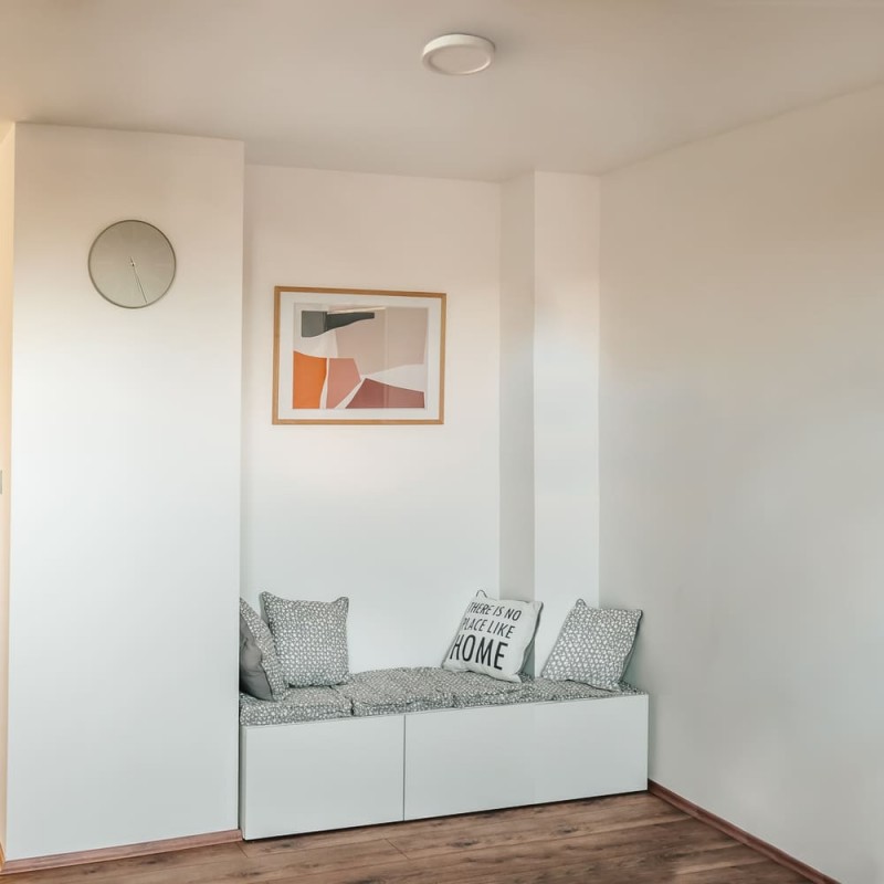 Pasillo con banco decorado con Plafón LED Know redondo acabado blanco de 12 watios