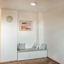 Pasillo con banco iluminado con Plafón LED Know redondo acabado blanco de 12 watios