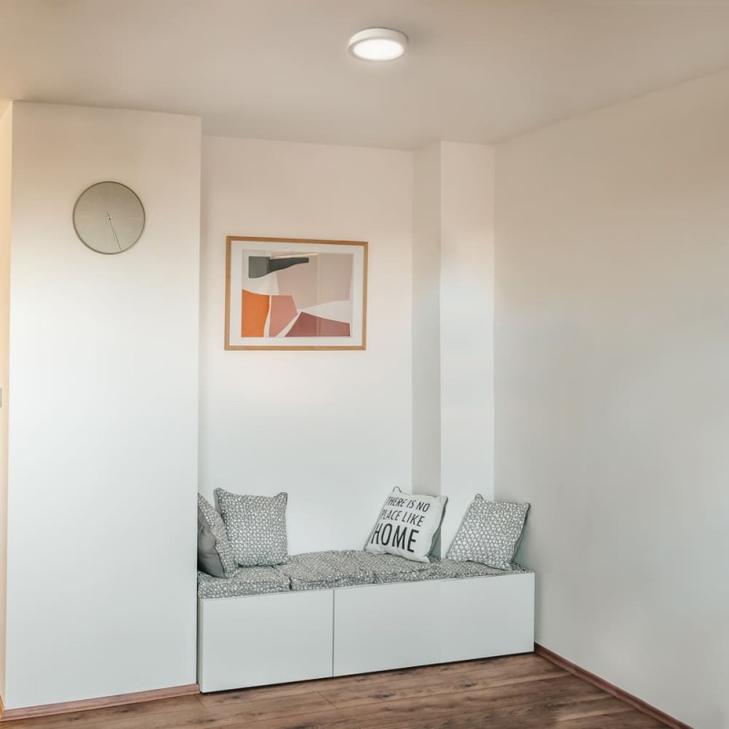 Pasillo con banco iluminado con Plafón LED Know redondo acabado blanco de 12 watios