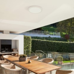 Comedor de exterior en jardín con porche decorado con Plafón LED Know IP54 30W 4000K redondo blanco