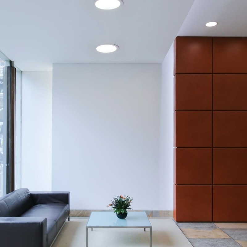 Sala de espera iluminada con Downlight Know LED 30W 4000K redondo blanco