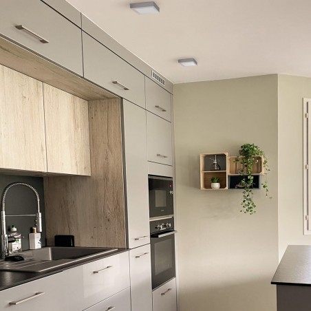 Cocina moderna iluminada con PLAFON LED 6W 4000K KNOW CUADRADO GRIS