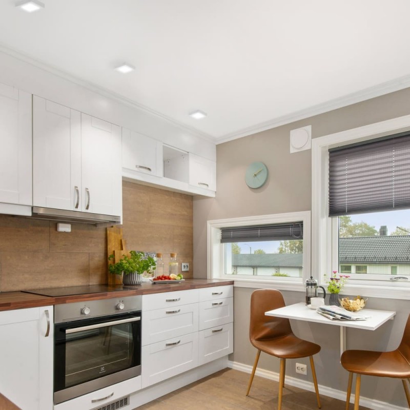 Cocina amplia iluminada con PLAFON LED 6W 4000K KNOW CUADRADO BLANCO