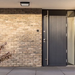 Porche de entrada exterior decorado con Plafón LED Know IP54 18W 4000K cuadrado antracita