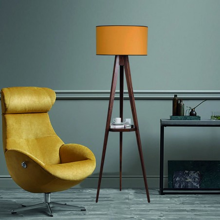 Sala de estar decorada con Lámpara de pie de madera Model 1 mostaza