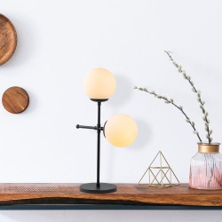 Mesa decorada con Lámpara de mesa negra con dos luces Model 8