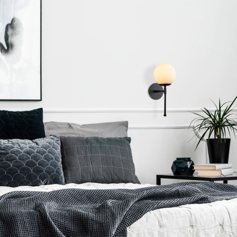 Dormitorio decorado con Aplique de pared de una luz negro con tulipa de cristal Model 8