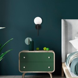 Mesa de noche iluminada con Aplique de pared de una luz negro con tulipa de cristal Model 8