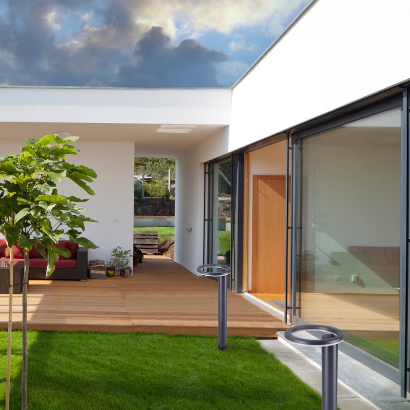 Jardín decorado con Baliza IP54 Satur led 8W