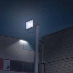 Exterior iluminado con Proyector LED Luxek 30W 6400K