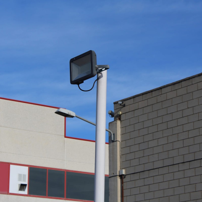 Poste exterior con Proyector LED Luxek 30W 6400K