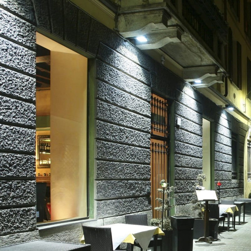 Fachada exterior iluminada con Proyector LED Luxek 10W 6400K