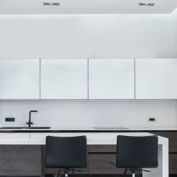 Cocina estilo moderno con empotrables Helium aluminio de dos luces