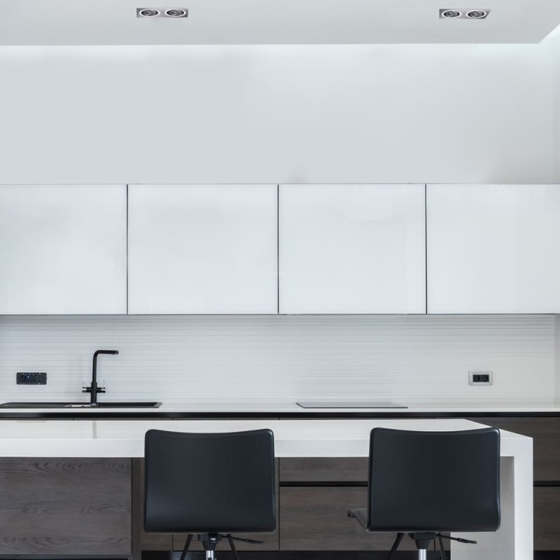 Cocina estilo moderno con empotrables Helium aluminio de dos luces