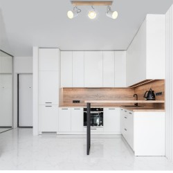 Cocina abierta decorada con Plafón Dera con tres focos