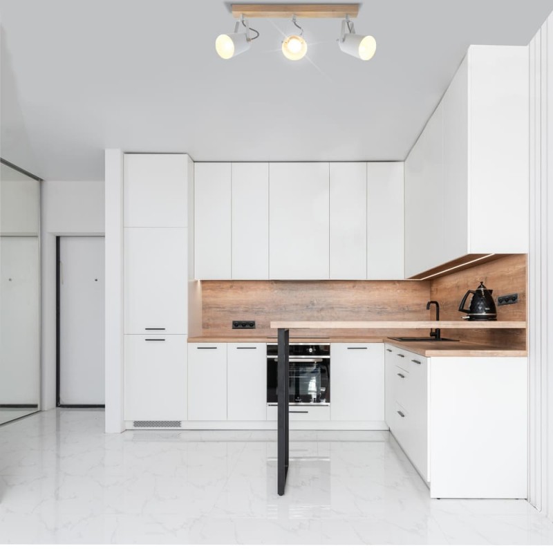 Cocina abierta decorada con Plafón Dera con tres focos