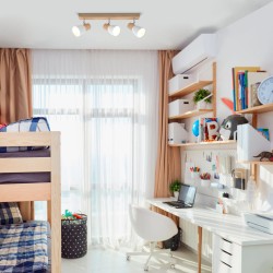 Plafón Lan con tres focos intalado en una habitación infantil