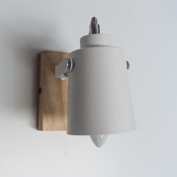 Plafón Dera con un foco instalado en pared