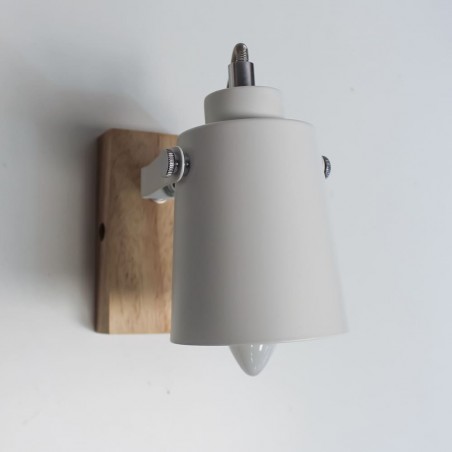 Plafón Dera con un foco instalado en pared