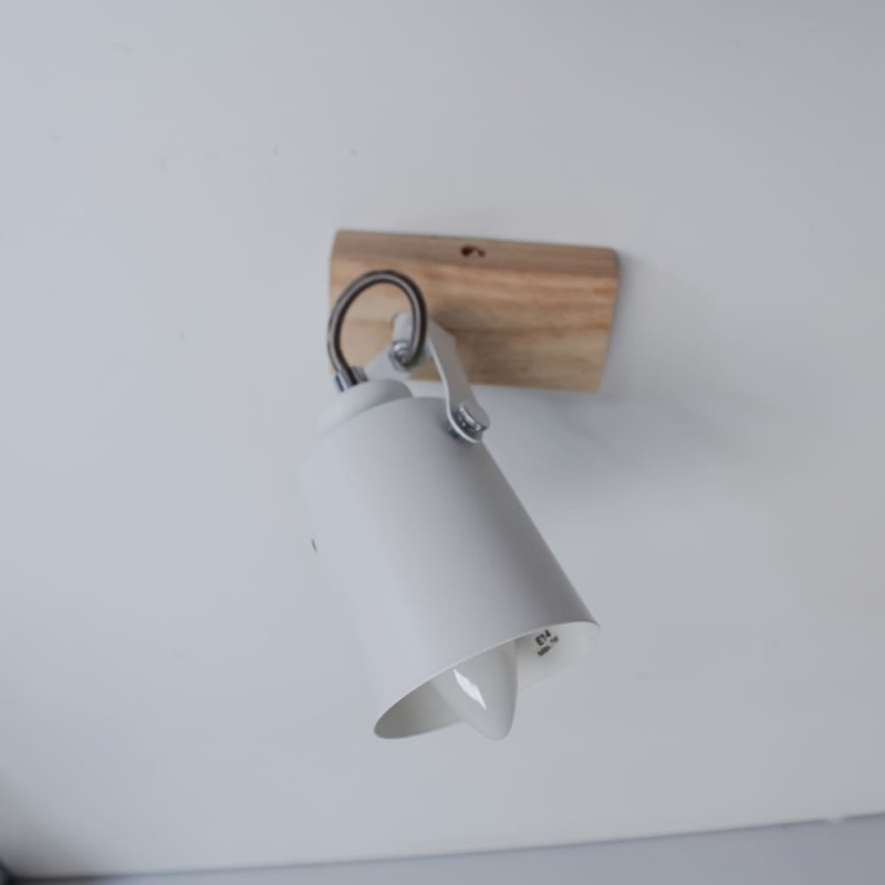 Plafón Dera con un foco instalado en techo