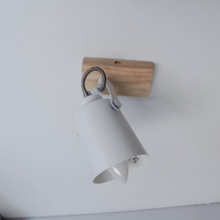 Plafón Dera con un foco instalado en techo