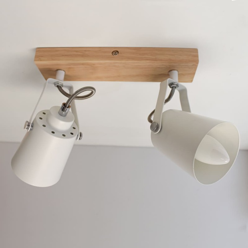 Plafón Dera con dos focos instalado en el techo y diferentes ángulos de los puntos de luz