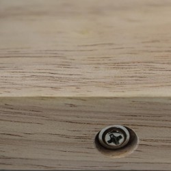 Detalle del acabado de la madera del Plafón Dera con tres focos
