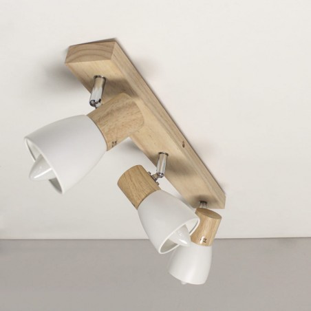 Plafón Lan con tres focos instalado en el techo con diferentes posiciones y ángulos de los puntos de luz