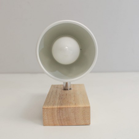 Plafón Lan con un foco visto desde abajo