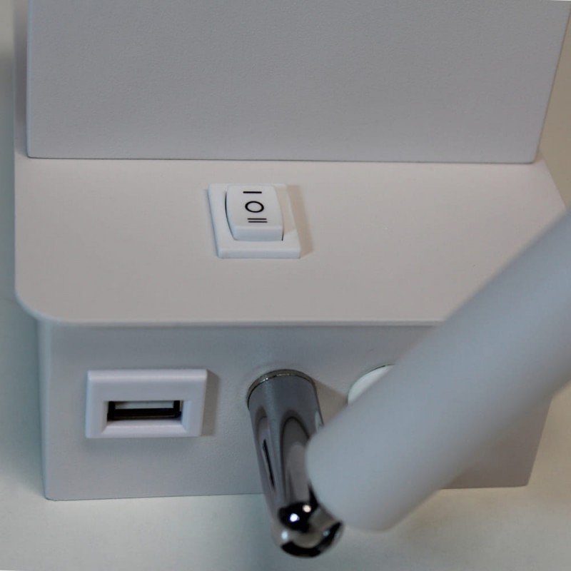 Detalle USB Aplique LED Rob 5W+3W USB y cargador wireless