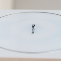 Detalle cargador Aplique LED Rob 5W+3W USB y cargador wireless